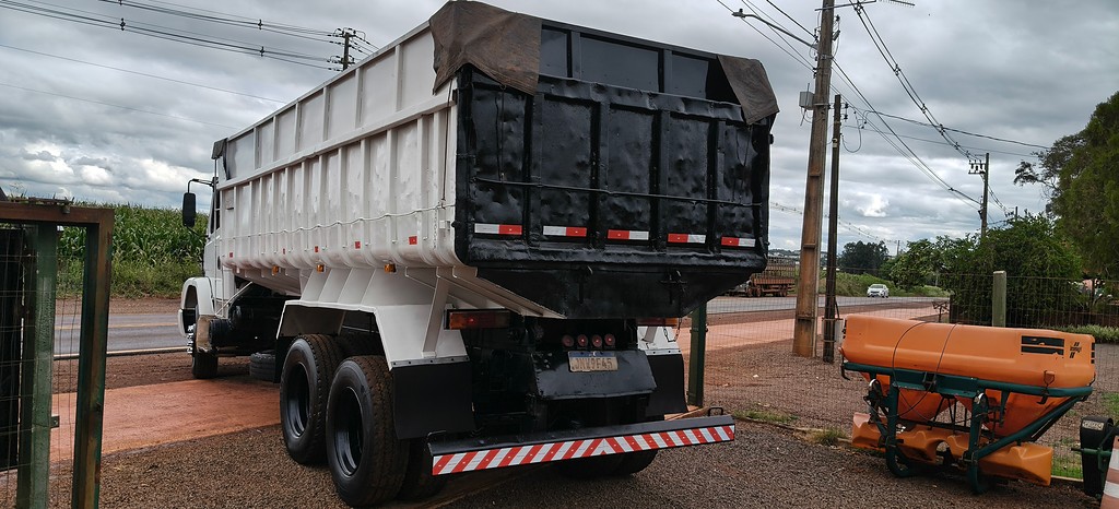 Caminhão MERCEDES BENZ MB 1620 Graneleiro ANO 1997 de Auto Máquinas Palotina no Paraná