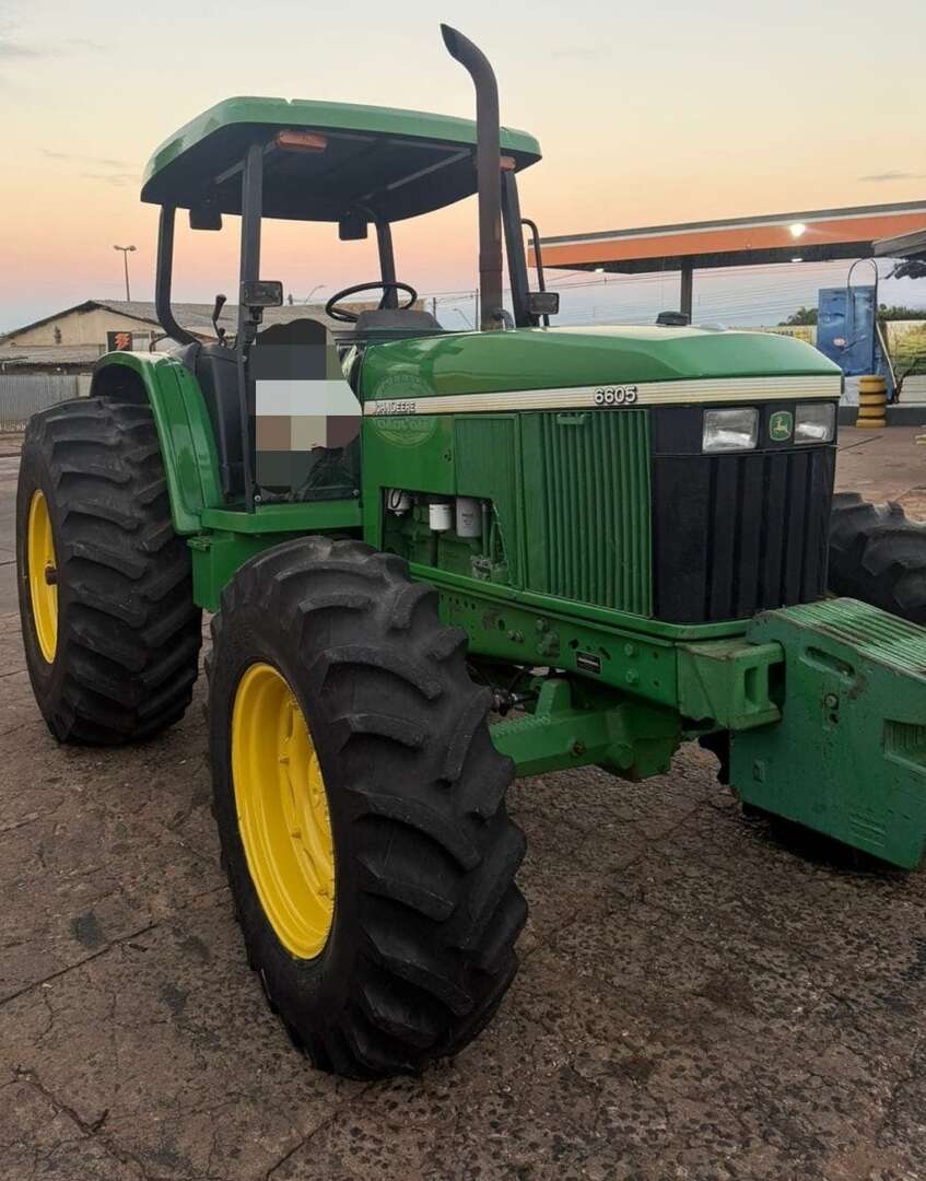 TRATOR JOHN DEERE JOHN DEERE 6605 ANO 2002 de Auto Máquinas Palotina no Paraná