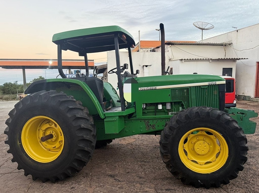 TRATOR JOHN DEERE JOHN DEERE 6605 ANO 2002 de Auto Máquinas Palotina no Paraná