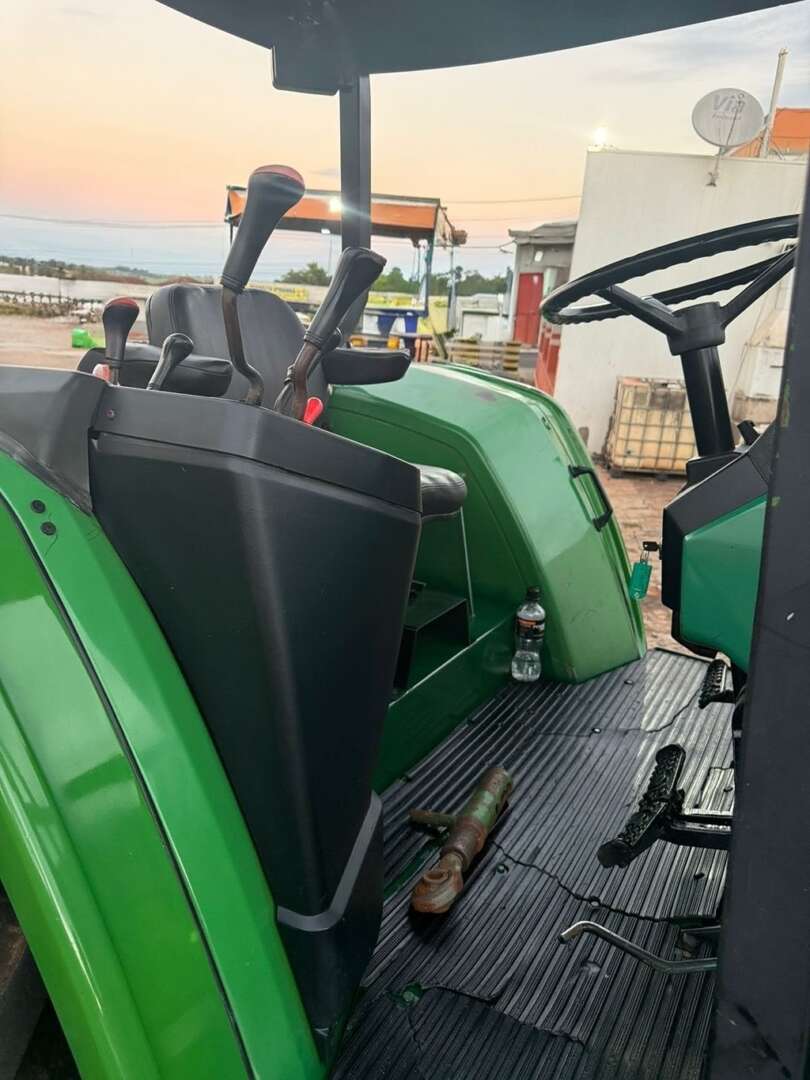 TRATOR JOHN DEERE JOHN DEERE 6605 ANO 2002 de Auto Máquinas Palotina no Paraná