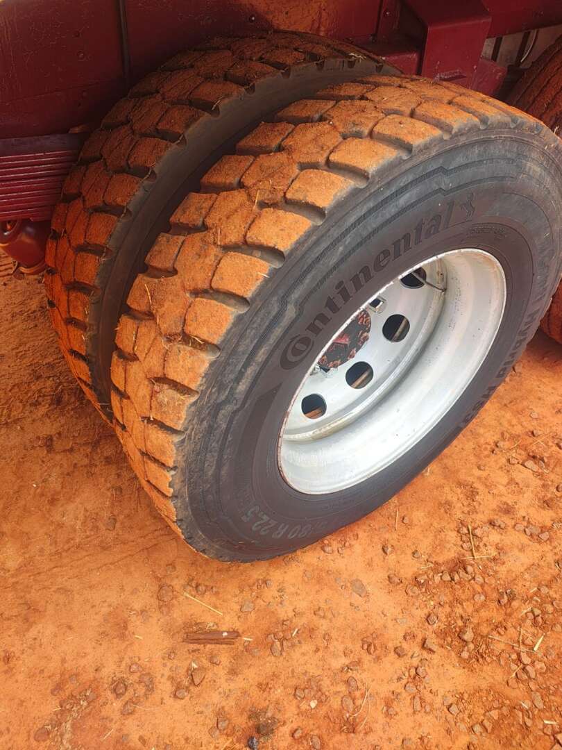 Caminhão MERCEDES BENZ MB 1513 Graneleiro ANO 1977 de Auto Máquinas Palotina no Paraná