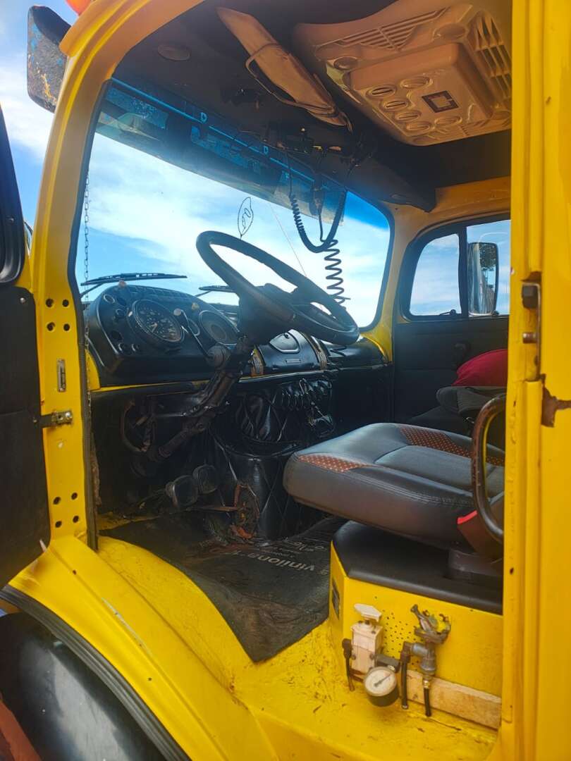 Caminhão MERCEDES BENZ MB 1513 Graneleiro ANO 1977 de Auto Máquinas Palotina no Paraná
