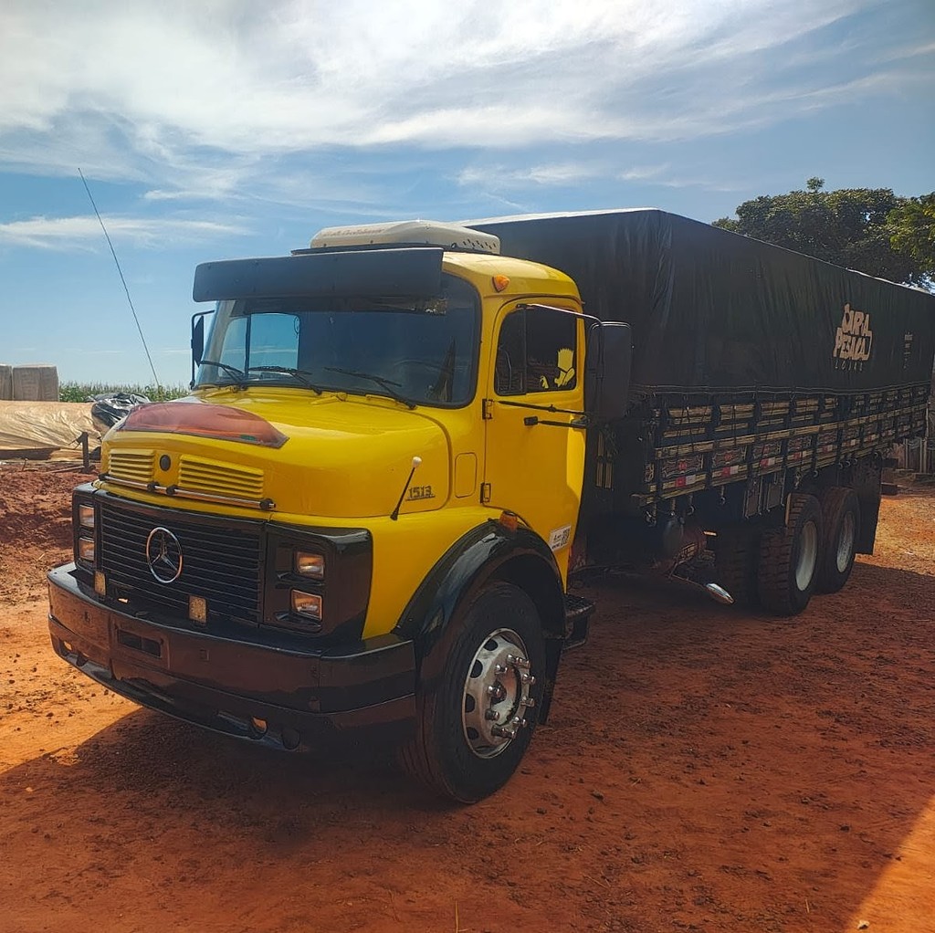 Caminhão MERCEDES BENZ MB 1513 Graneleiro ANO 1977 de Auto Máquinas Palotina no Paraná