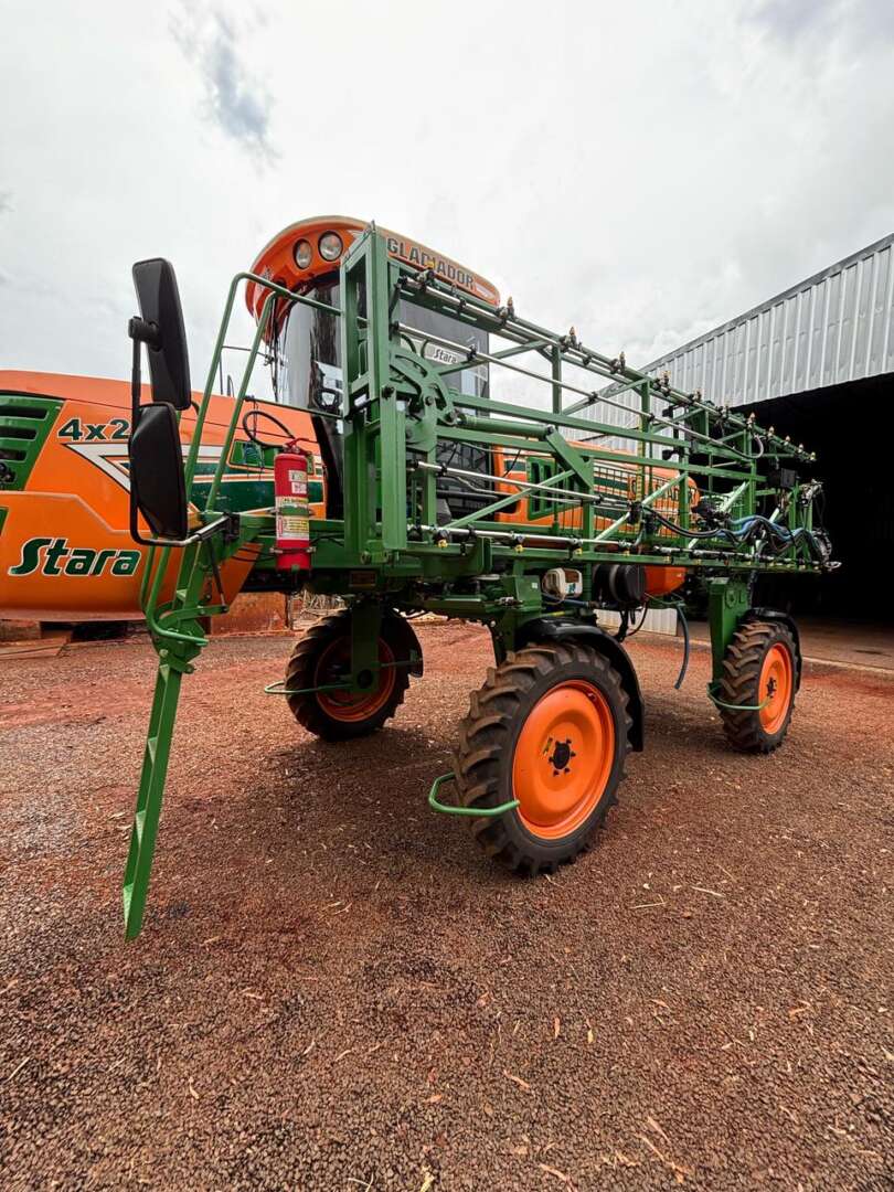 PULVERIZADOR STARA GLADIADOR 2300 ANO 2011 de Auto Máquinas Palotina no Paraná