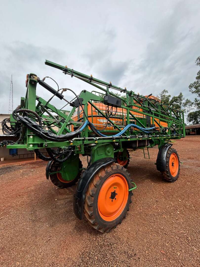 PULVERIZADOR STARA GLADIADOR 2300 ANO 2011 de Auto Máquinas Palotina no Paraná