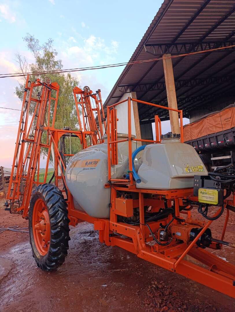 PULVERIZADOR JACTO ADVANCE 2000 AM18 ANO 2010 de Auto Máquinas Palotina no Paraná