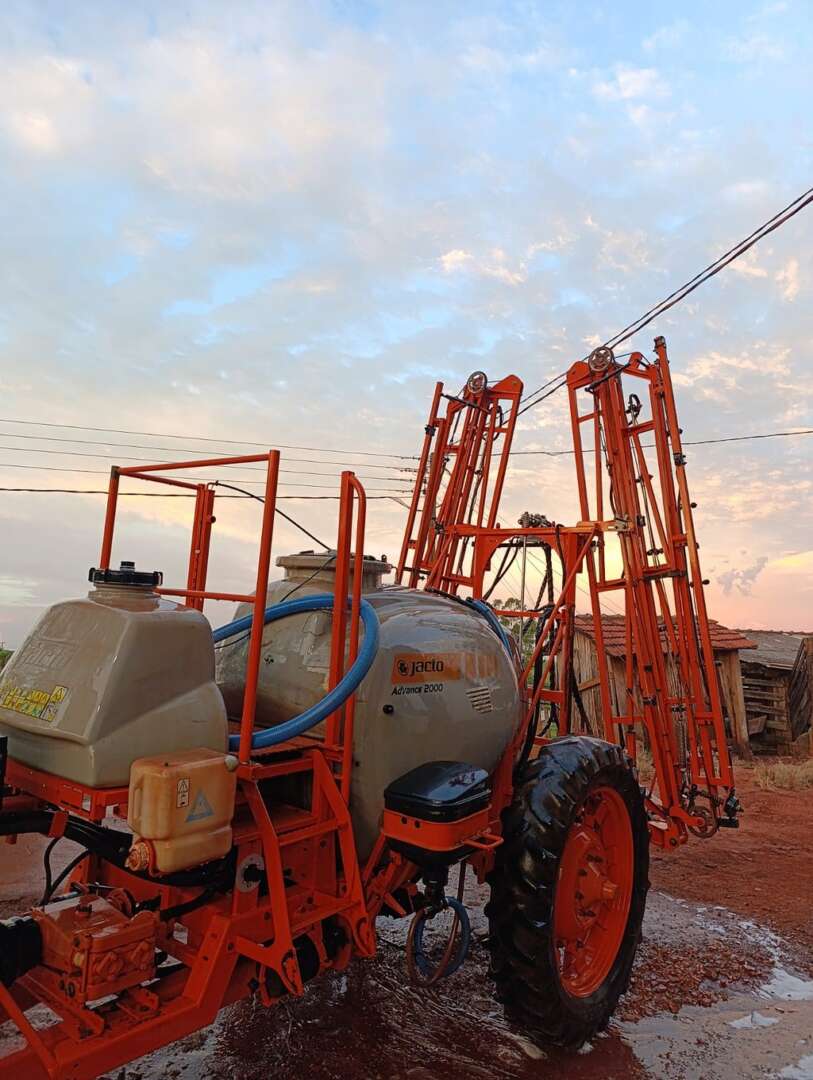 PULVERIZADOR JACTO ADVANCE 2000 AM18 ANO 2010 de Auto Máquinas Palotina no Paraná