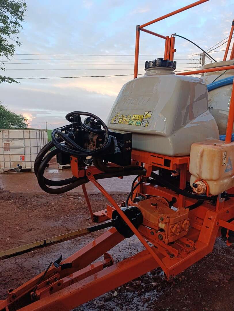 PULVERIZADOR JACTO ADVANCE 2000 AM18 ANO 2010 de Auto Máquinas Palotina no Paraná