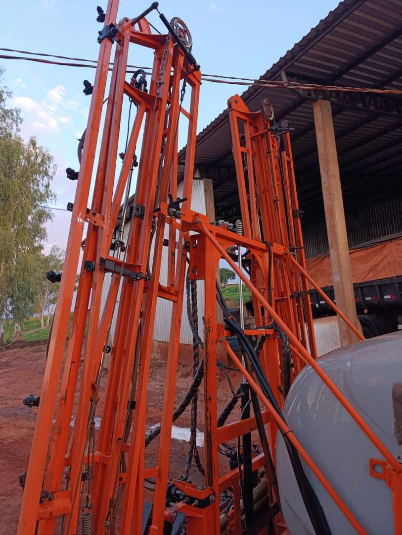 PULVERIZADOR JACTO ADVANCE 2000 AM18 ANO 2010 de Auto Máquinas Palotina no Paraná