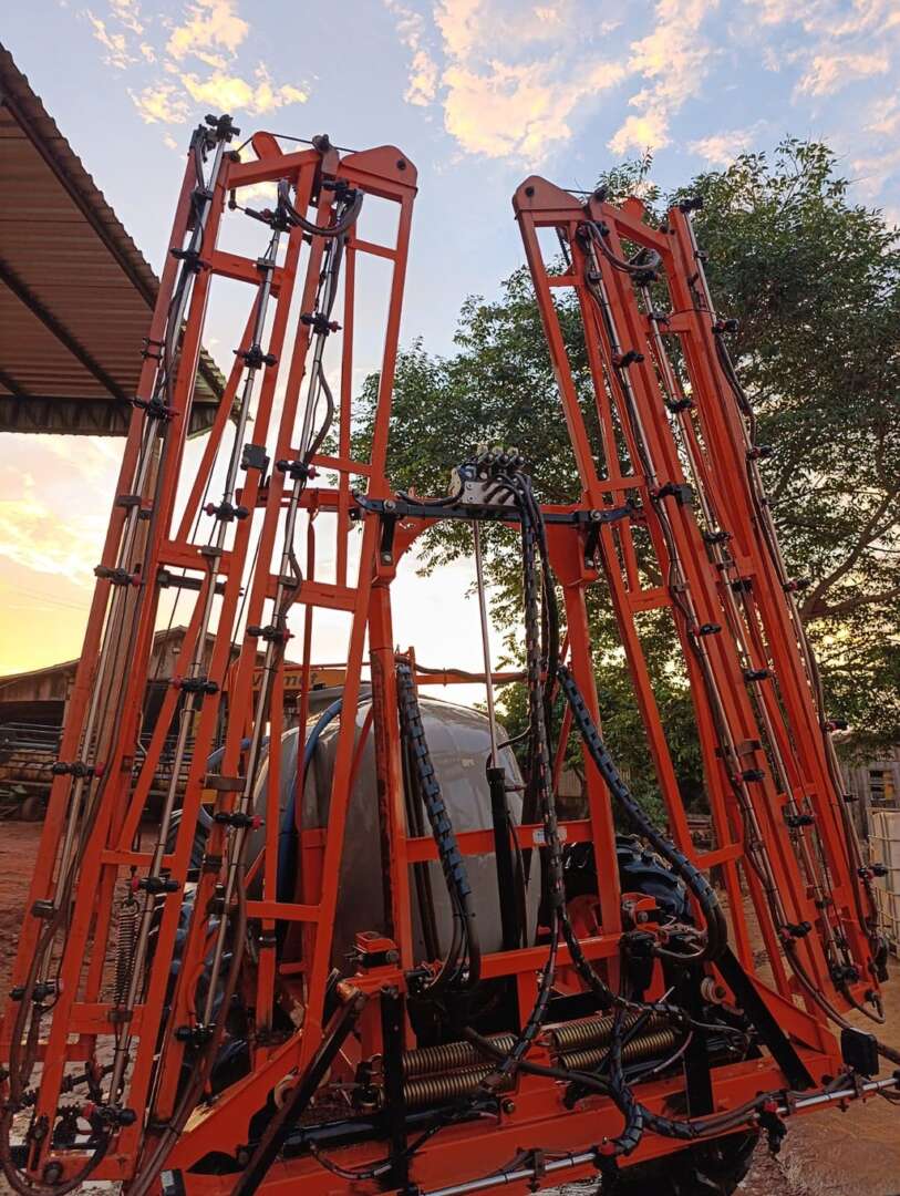 PULVERIZADOR JACTO ADVANCE 2000 AM18 ANO 2010 de Auto Máquinas Palotina no Paraná