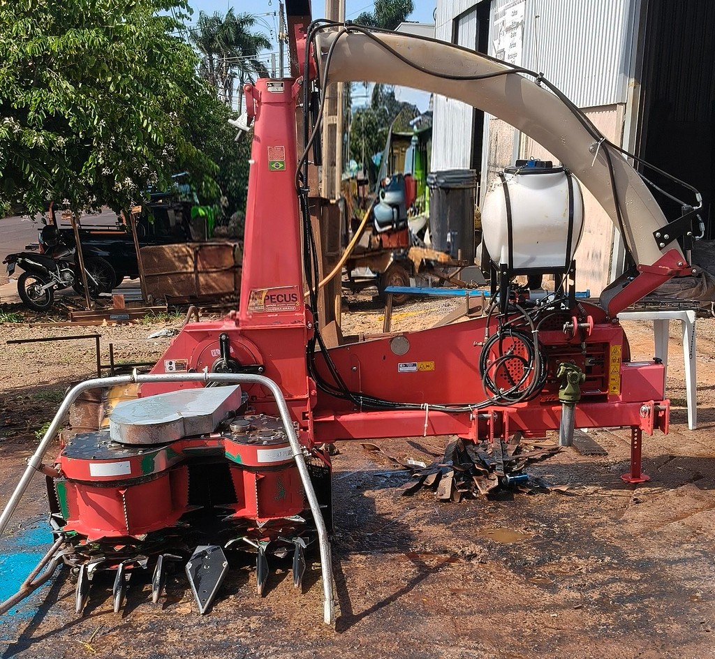 IMPLEMENTOS AGRICOLAS ENSILADEIRA ENSILADEIRA AREA TOTAL ANO 2024 de Auto Máquinas Palotina no Paraná