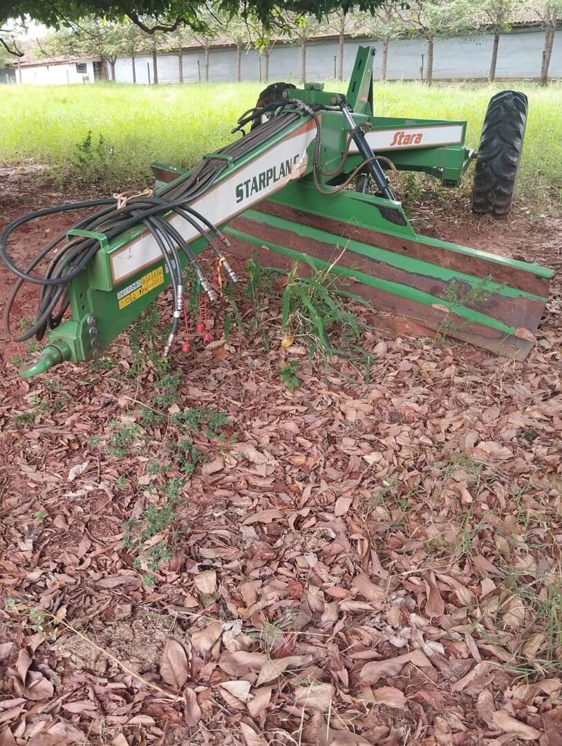 IMPLEMENTOS AGRICOLAS PLAINA NIVELADORA PLAINA DE ARRASTO ANO 2021 de Auto Máquinas Palotina no Paraná