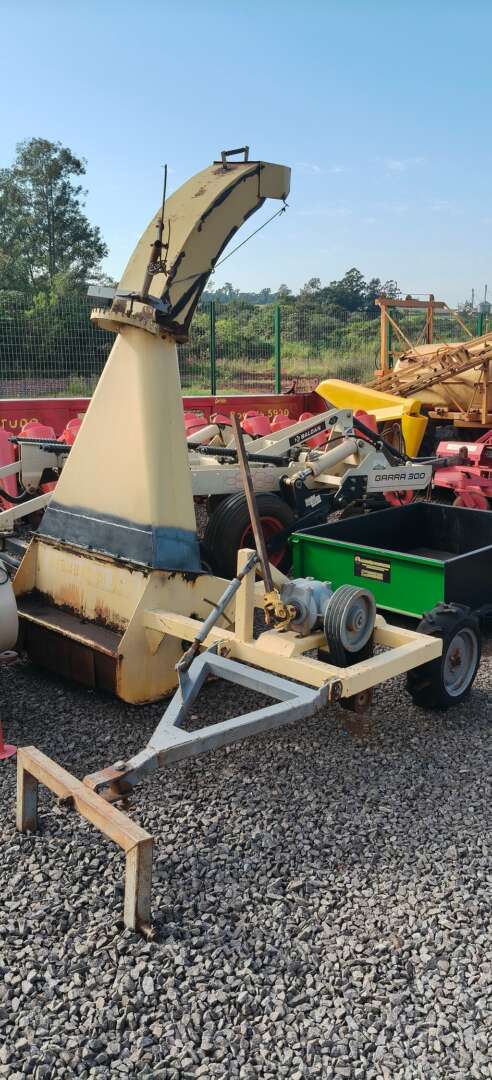 IMPLEMENTOS AGRICOLAS ENSILADEIRA COLHEDORA DE CAPIM ANO 2010 de Auto Máquinas Palotina no Paraná