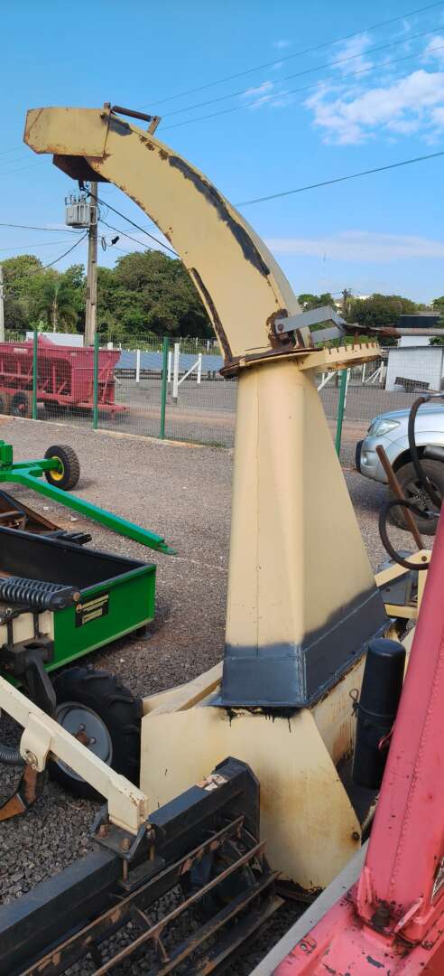 IMPLEMENTOS AGRICOLAS ENSILADEIRA COLHEDORA DE CAPIM ANO 2010 de Auto Máquinas Palotina no Paraná