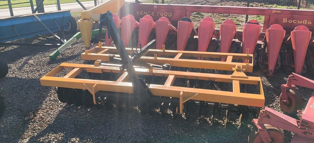 IMPLEMENTOS AGRICOLAS GRADE NIVELADORA NIVELADORA 36 DISCOS ANO 1990 de Auto Máquinas Palotina no Paraná