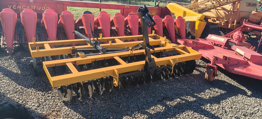IMPLEMENTOS AGRICOLAS GRADE NIVELADORA NIVELADORA 36 DISCOS ANO 1990 de Auto Máquinas Palotina no Paraná