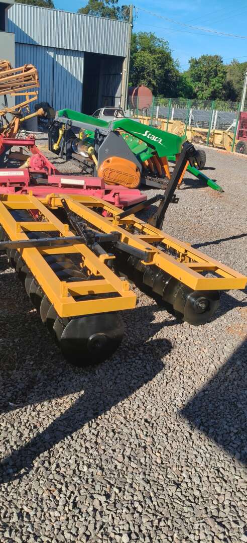 IMPLEMENTOS AGRICOLAS GRADE NIVELADORA NIVELADORA 36 DISCOS ANO 1990 de Auto Máquinas Palotina no Paraná