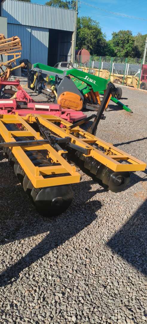 IMPLEMENTOS AGRICOLAS GRADE NIVELADORA NIVELADORA 36 DISCOS ANO 1990 de Auto Máquinas Palotina no Paraná