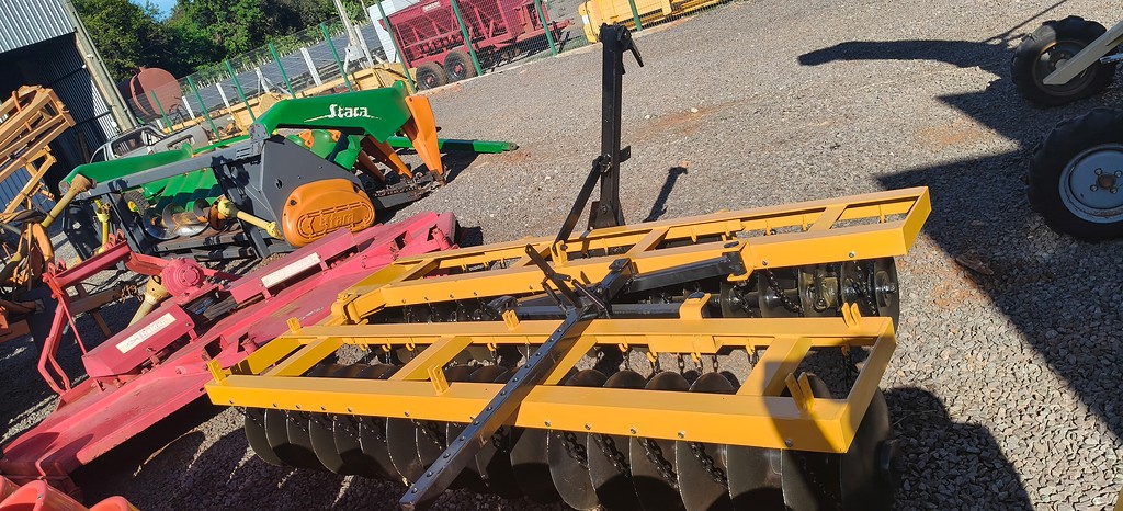 IMPLEMENTOS AGRICOLAS GRADE NIVELADORA NIVELADORA 36 DISCOS ANO 1990 de Auto Máquinas Palotina no Paraná