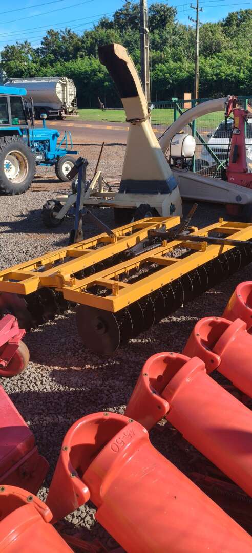 IMPLEMENTOS AGRICOLAS GRADE NIVELADORA NIVELADORA 36 DISCOS ANO 1990 de Auto Máquinas Palotina no Paraná
