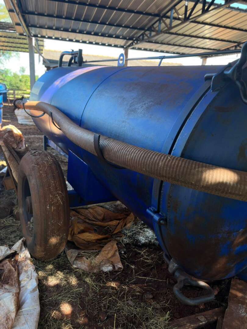 IMPLEMENTOS AGRICOLAS DISTRIBUIDOR ADUBO ORGÂNICO LÍQUIDO ANO 2004 de Auto Máquinas Palotina no Paraná