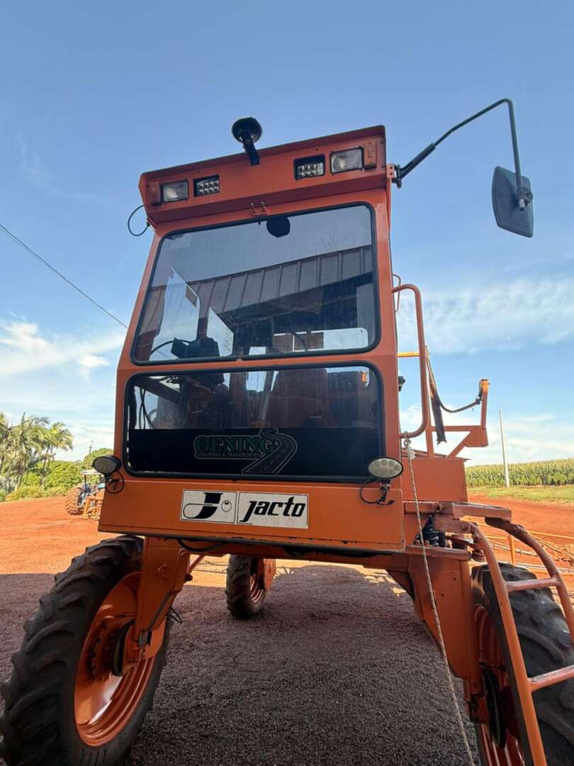 PULVERIZADOR JACTO UNIPORT 2000 ANO 2003 de Auto Máquinas Palotina no Paraná