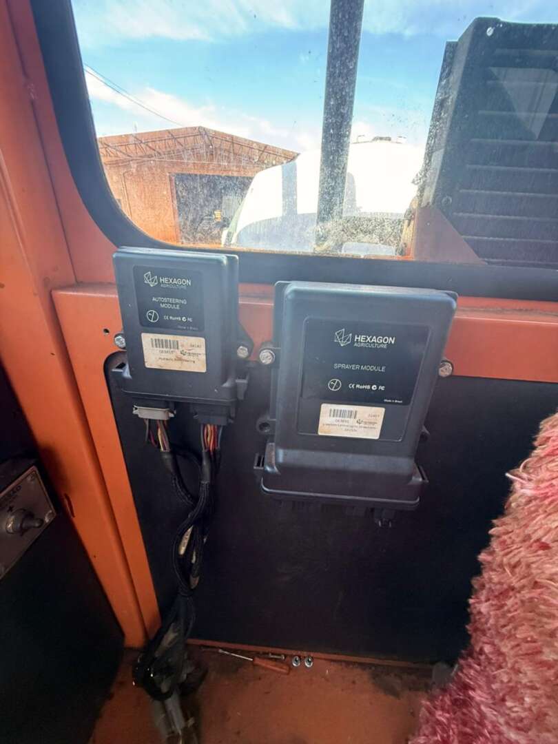 PULVERIZADOR JACTO UNIPORT 2000 ANO 2003 de Auto Máquinas Palotina no Paraná