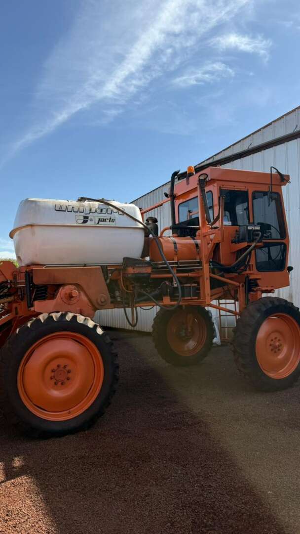 PULVERIZADOR JACTO UNIPORT 2000 ANO 2003 de Auto Máquinas Palotina no Paraná
