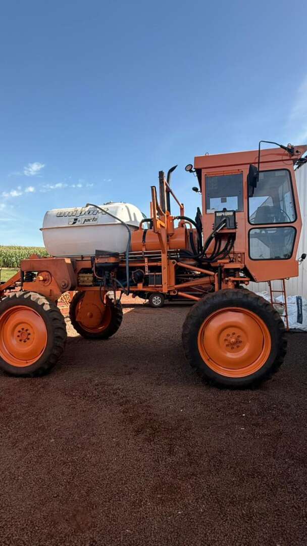PULVERIZADOR JACTO UNIPORT 2000 ANO 2003 de Auto Máquinas Palotina no Paraná