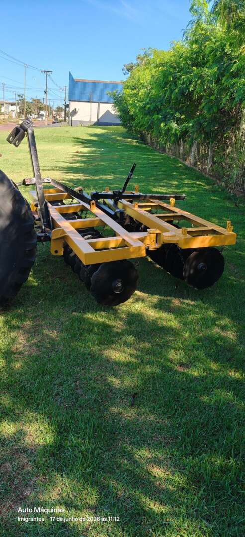 IMPLEMENTOS AGRICOLAS GRADE NIVELADORA NIVELADORA 32 DISCOS ANO 1990 de Auto Máquinas Palotina no Paraná
