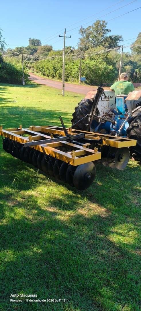 IMPLEMENTOS AGRICOLAS GRADE NIVELADORA NIVELADORA 32 DISCOS ANO 1990 de Auto Máquinas Palotina no Paraná
