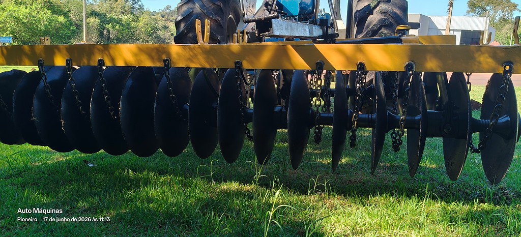 IMPLEMENTOS AGRICOLAS GRADE NIVELADORA NIVELADORA 32 DISCOS ANO 1990 de Auto Máquinas Palotina no Paraná