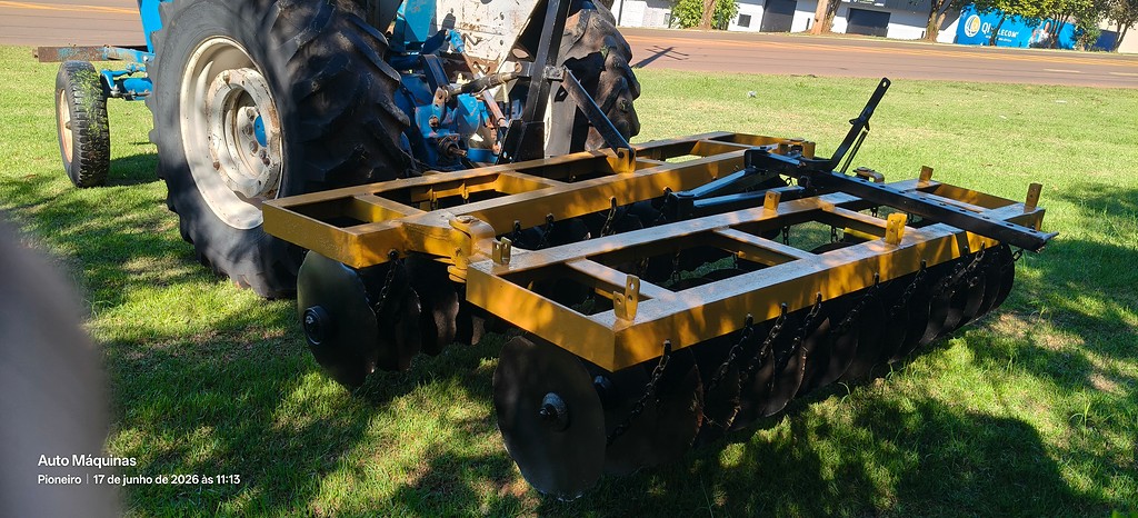 IMPLEMENTOS AGRICOLAS GRADE NIVELADORA NIVELADORA 32 DISCOS ANO 1990 de Auto Máquinas Palotina no Paraná