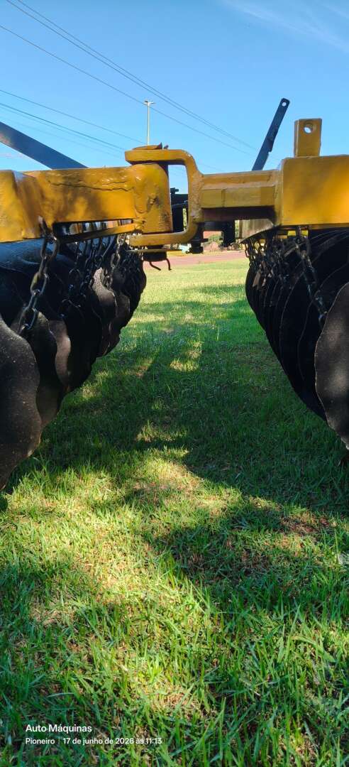 IMPLEMENTOS AGRICOLAS GRADE NIVELADORA NIVELADORA 32 DISCOS ANO 1990 de Auto Máquinas Palotina no Paraná
