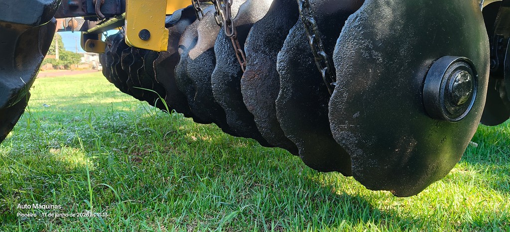 IMPLEMENTOS AGRICOLAS GRADE NIVELADORA NIVELADORA 32 DISCOS ANO 1990 de Auto Máquinas Palotina no Paraná