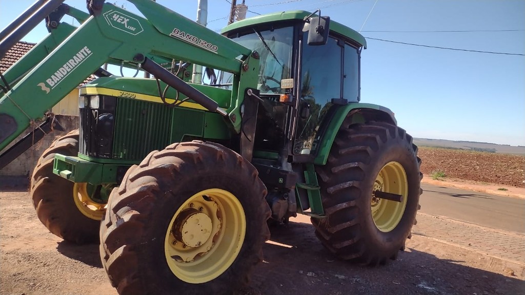 TRATOR JOHN DEERE JOHN DEERE 7500 ANO 2000 de Auto Máquinas Palotina no Paraná