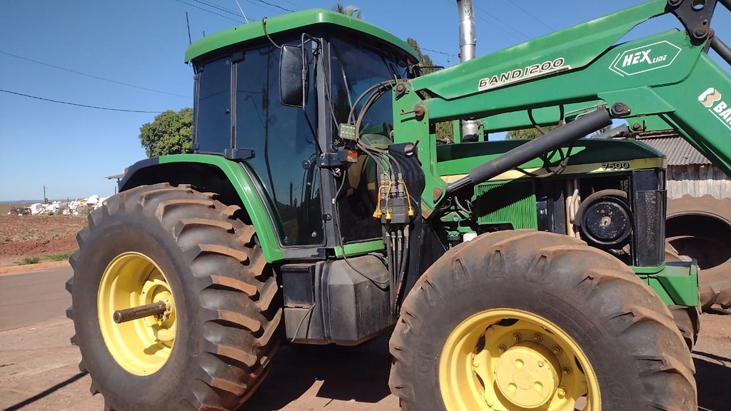 TRATOR JOHN DEERE JOHN DEERE 7500 ANO 2000 de Auto Máquinas Palotina no Paraná