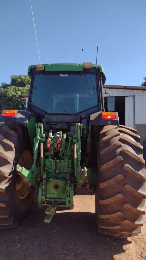 TRATOR JOHN DEERE JOHN DEERE 7500 ANO 2000 de Auto Máquinas Palotina no Paraná
