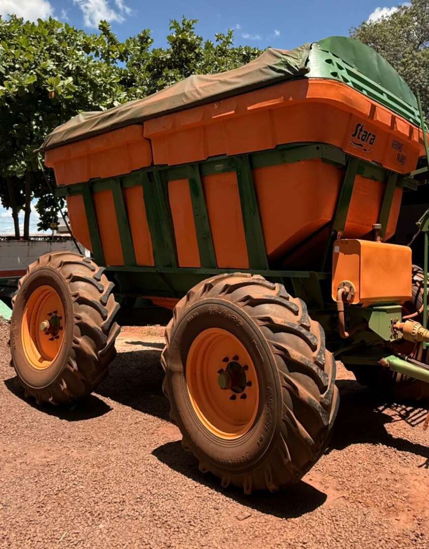 IMPLEMENTOS AGRICOLAS CARRETA BAZUKA GRANELEIRA 14000 ANO 2015 de Auto Máquinas Palotina no Paraná