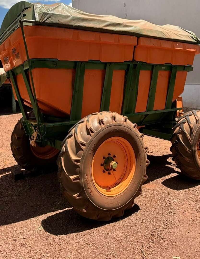 IMPLEMENTOS AGRICOLAS CARRETA BAZUKA GRANELEIRA 14000 ANO 2015 de Auto Máquinas Palotina no Paraná