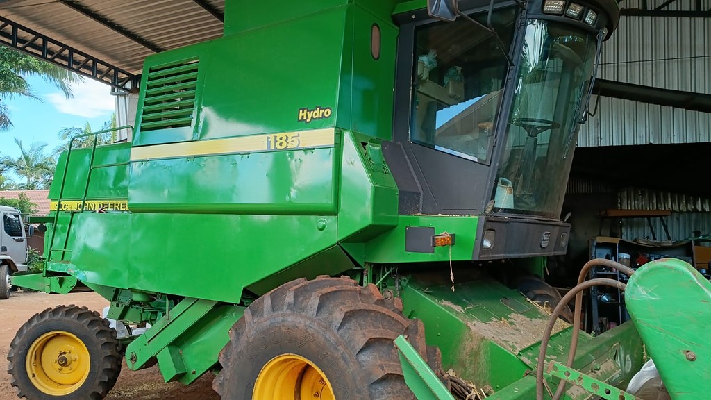 COLHEITADEIRA JONH DEERE JOHN DEERE 1185 ANO 2001 de Auto Máquinas Palotina no Paraná