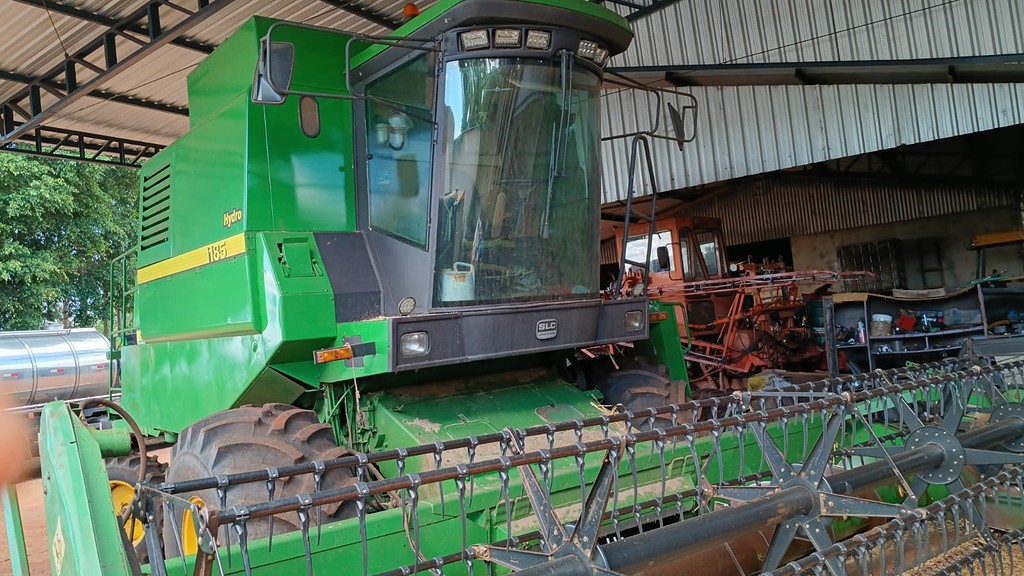 COLHEITADEIRA JONH DEERE JOHN DEERE 1185 ANO 2001 de Auto Máquinas Palotina no Paraná