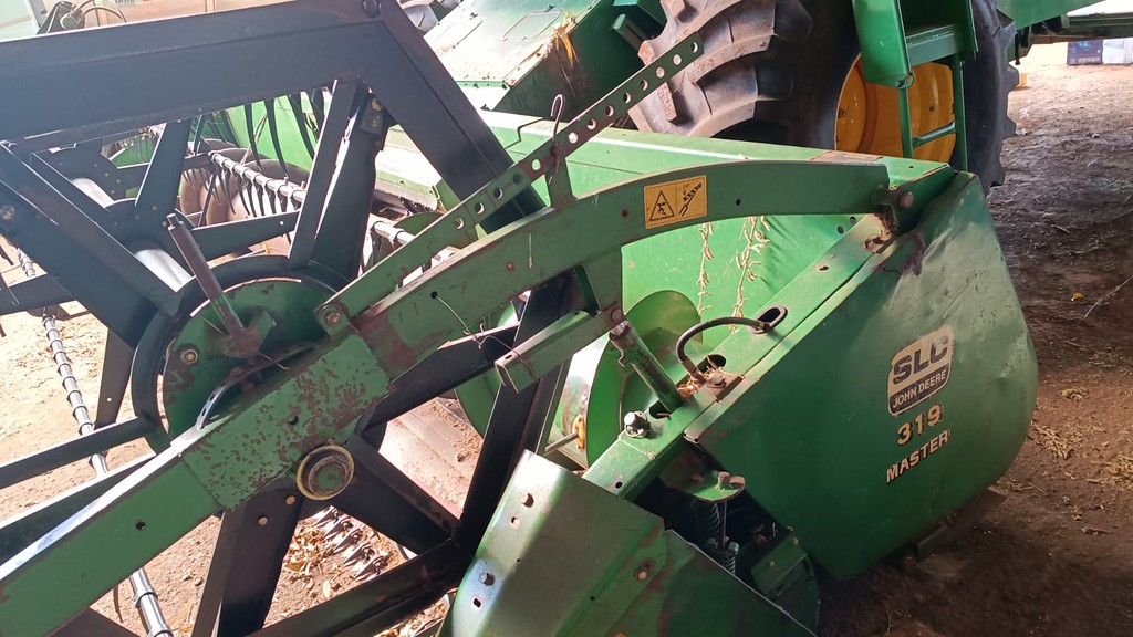 COLHEITADEIRA JONH DEERE JOHN DEERE 1185 ANO 2001 de Auto Máquinas Palotina no Paraná