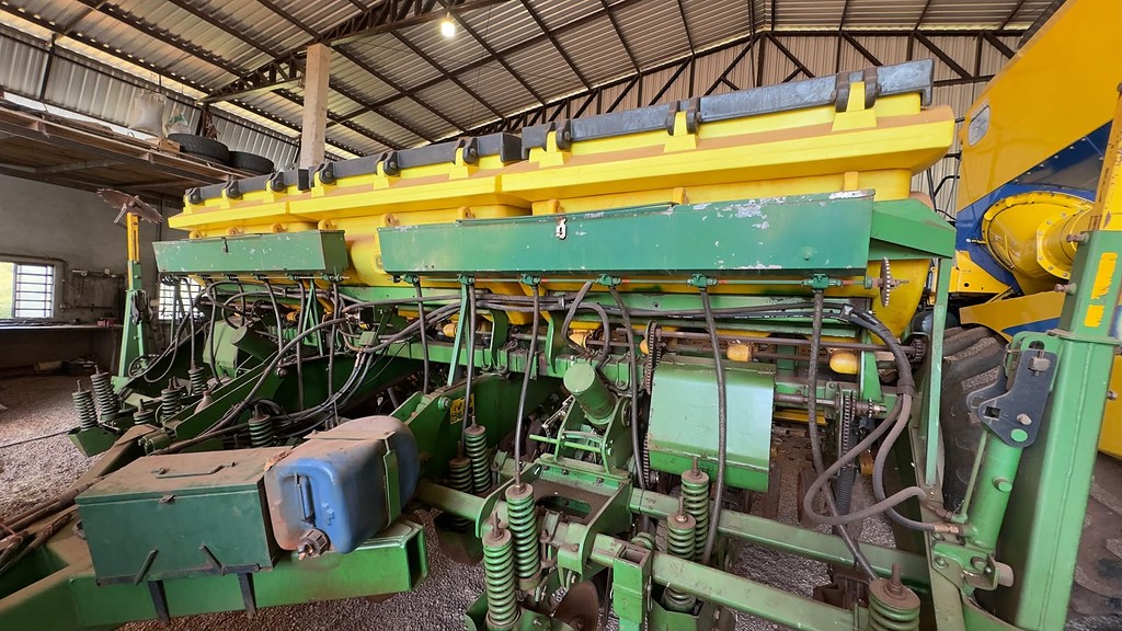 PLANTADEIRA JOHN DEERE PLANTADEIRAS 1111 ANO 2012 de Auto Máquinas Palotina no Paraná