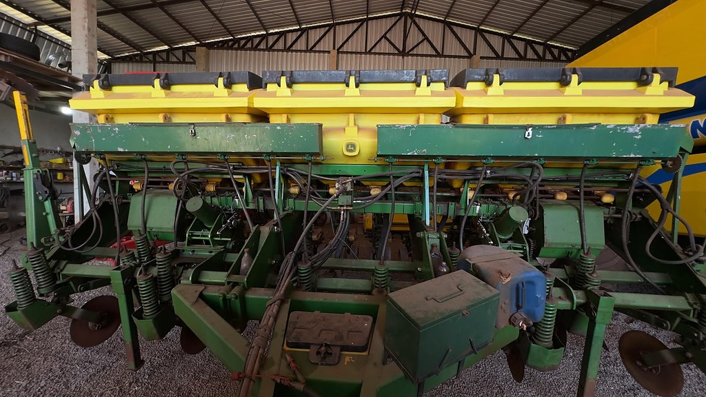 PLANTADEIRA JOHN DEERE PLANTADEIRAS 1111 ANO 2012 de Auto Máquinas Palotina no Paraná