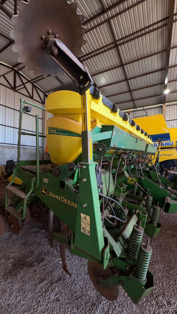 PLANTADEIRA JOHN DEERE PLANTADEIRAS 1111 ANO 2012 de Auto Máquinas Palotina no Paraná