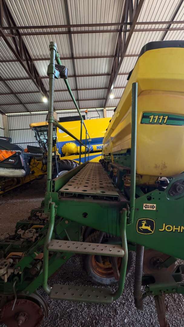 PLANTADEIRA JOHN DEERE PLANTADEIRAS 1111 ANO 2012 de Auto Máquinas Palotina no Paraná