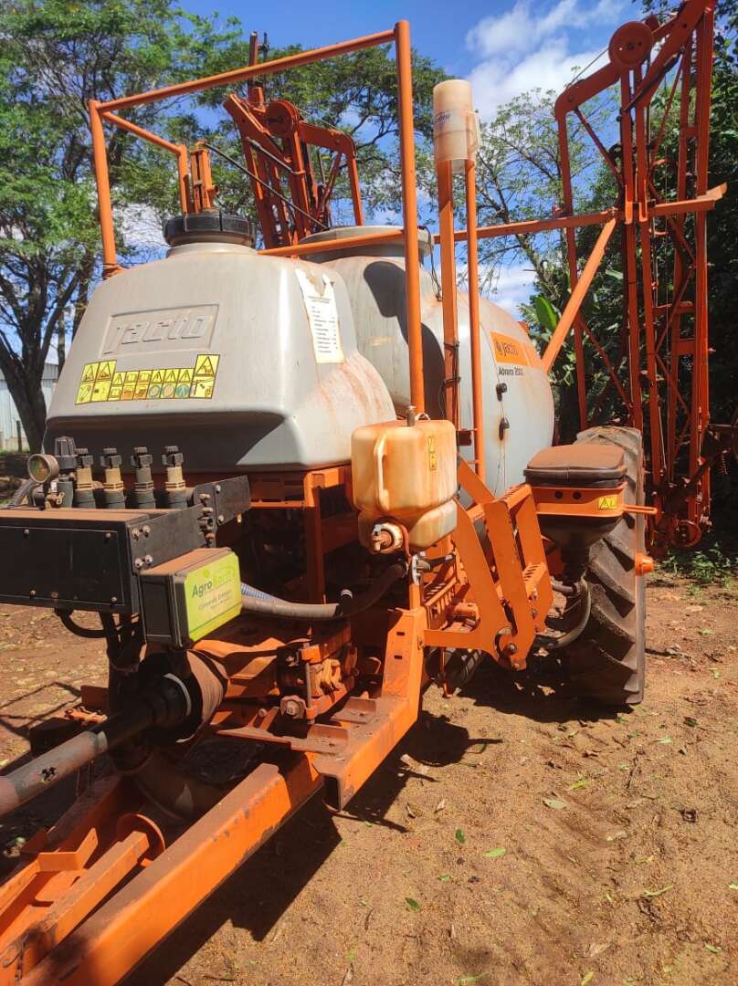 PULVERIZADOR JACTO ADVANCE 2000 AM18 ANO 2011 de Auto Máquinas Palotina no Paraná
