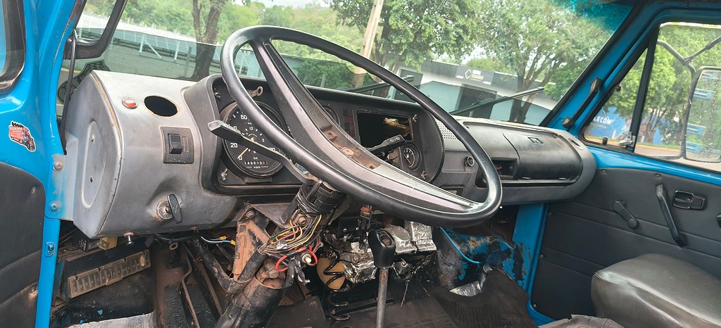 Caminhão VOLKSWAGEN VW 13130 Carroceria ANO 1986 de Auto Máquinas Palotina no Paraná