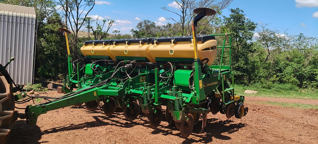 PLANTADEIRA JOHN DEERE PLANTADEIRAS 1111 ANO 2009 de Auto Máquinas Palotina no Paraná